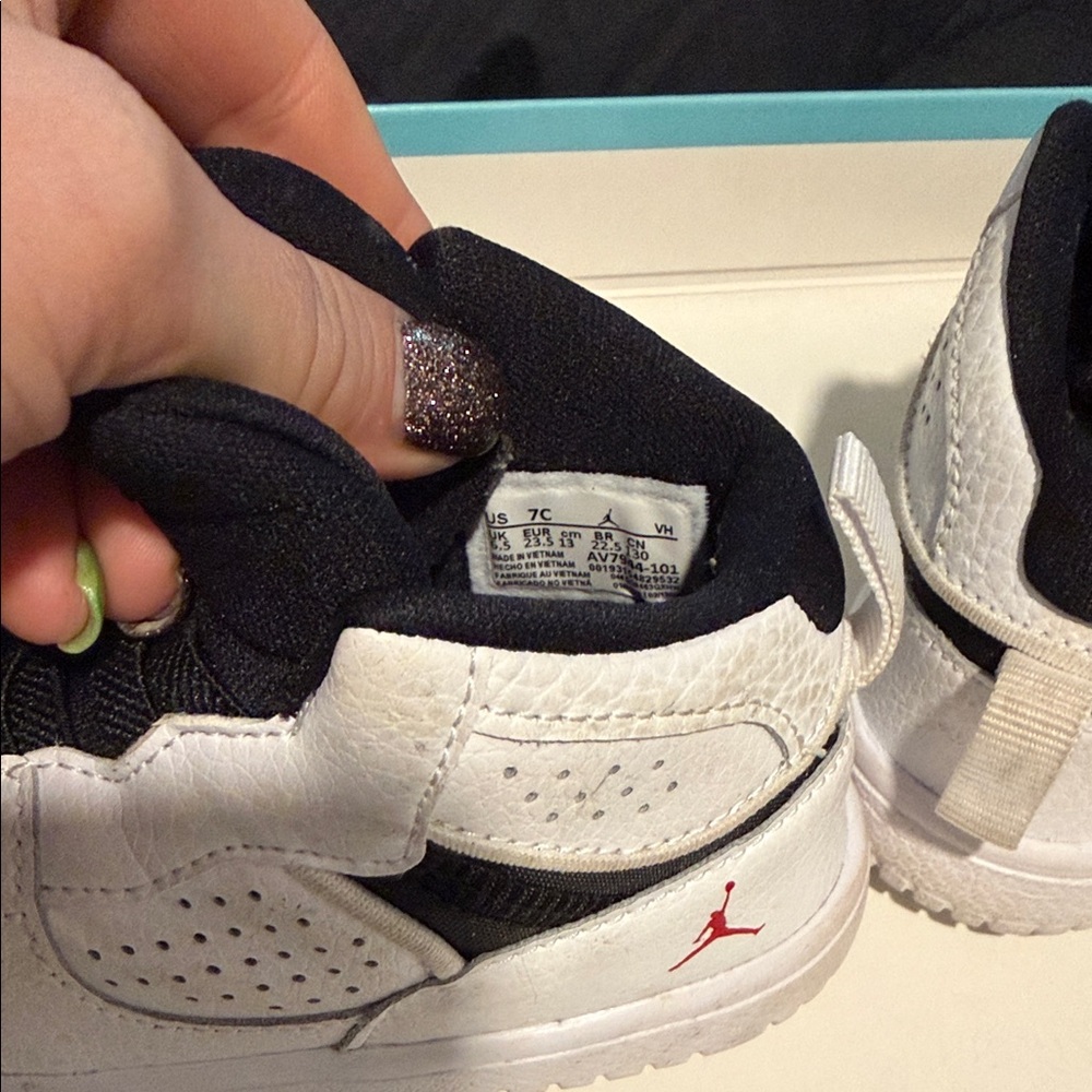 Kids Jordan sneaker - Picture 3 of 4